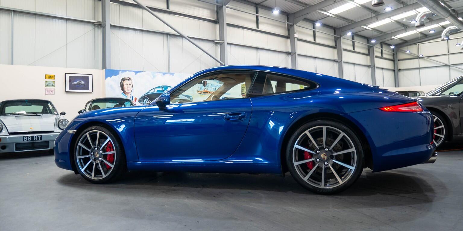Porsche 911 view 7