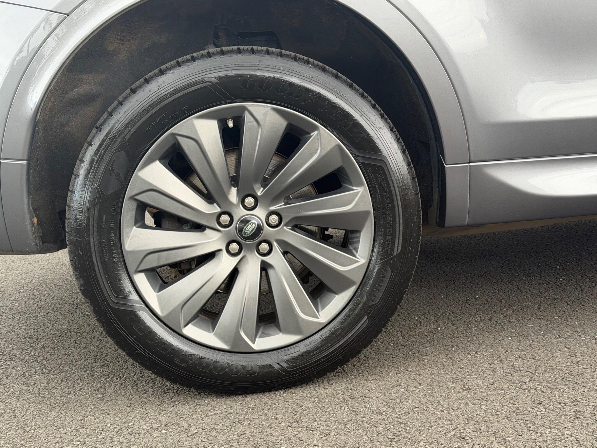 Land Rover Discovery Sport view 33