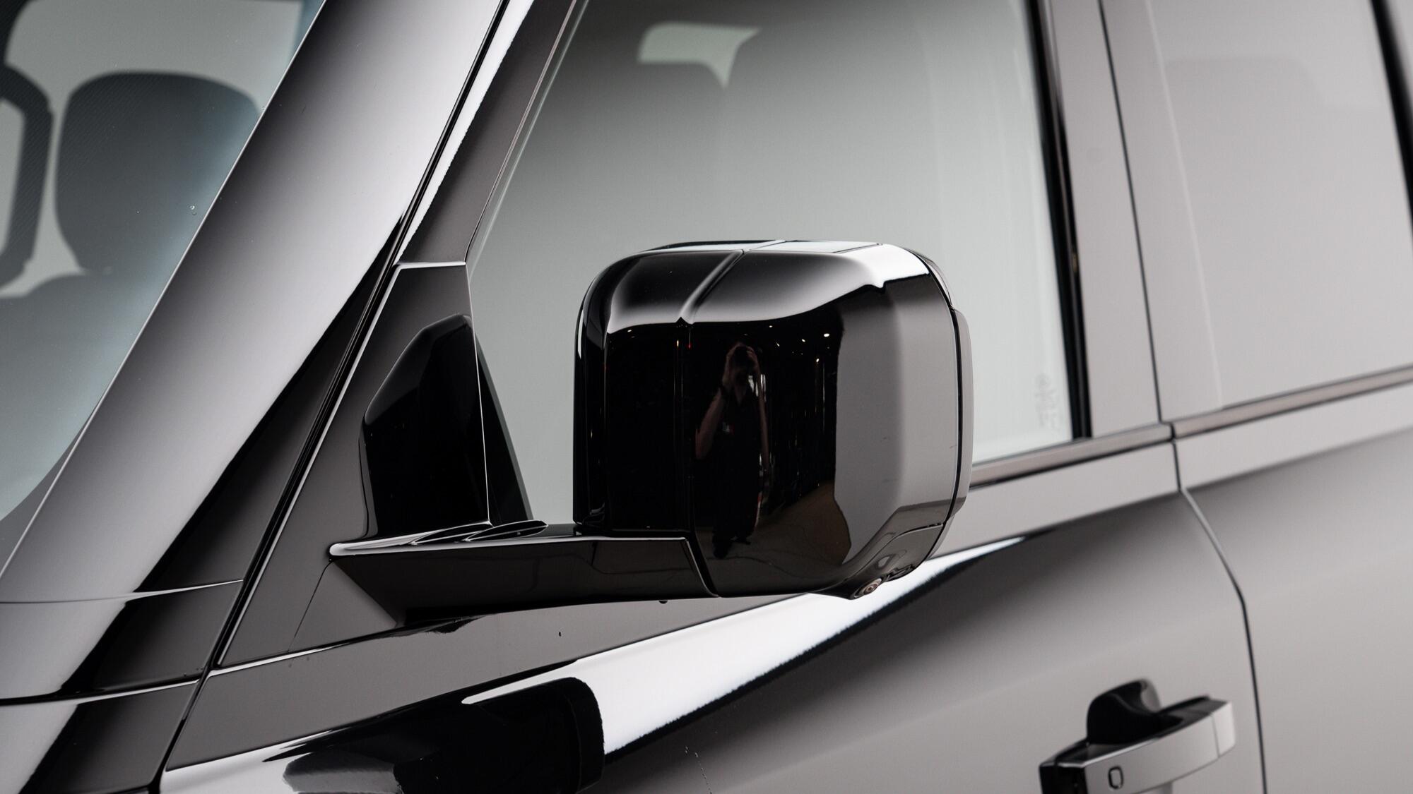 Land Rover Defender 110 view 14