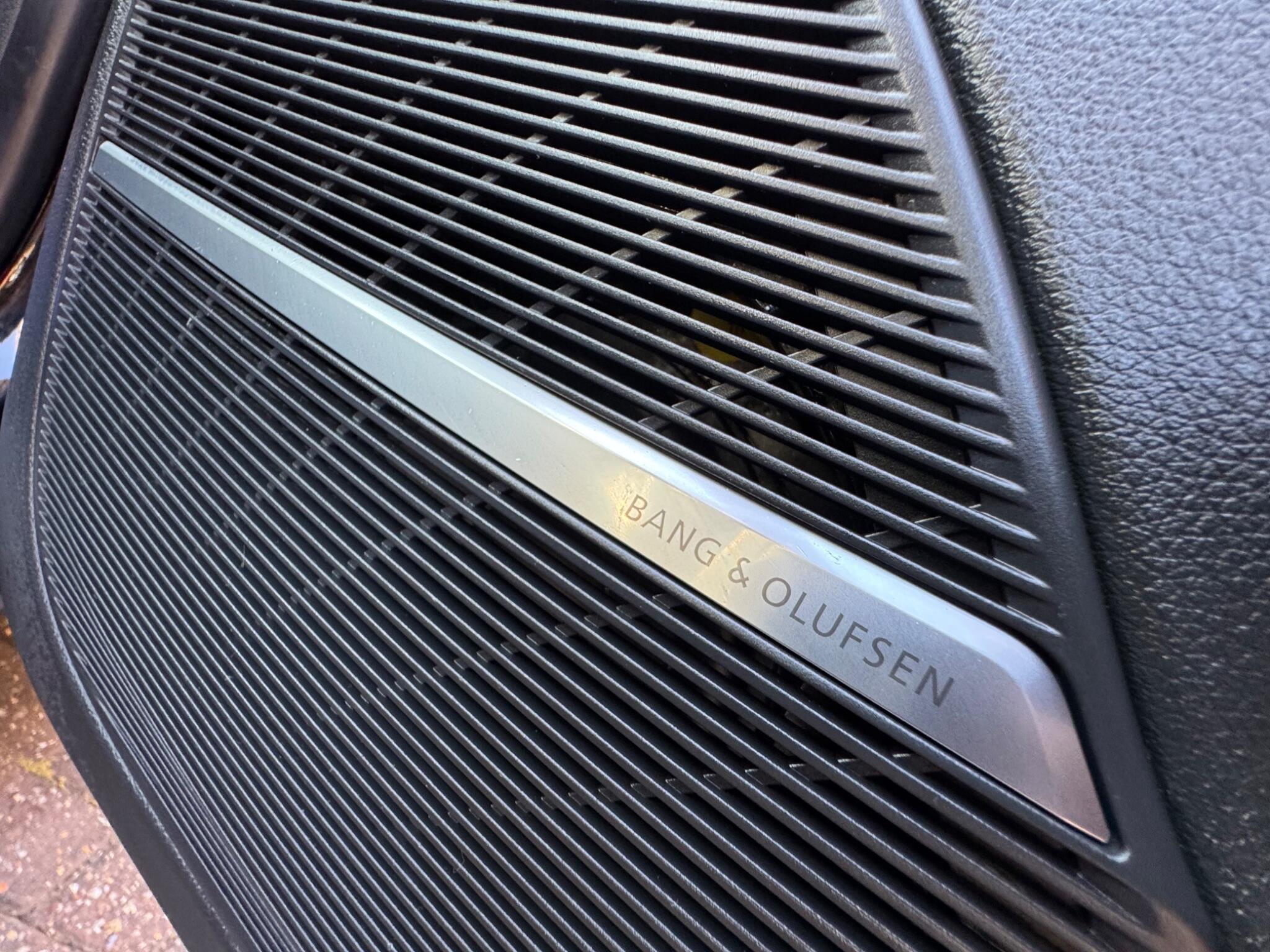 Audi Q8 view 22