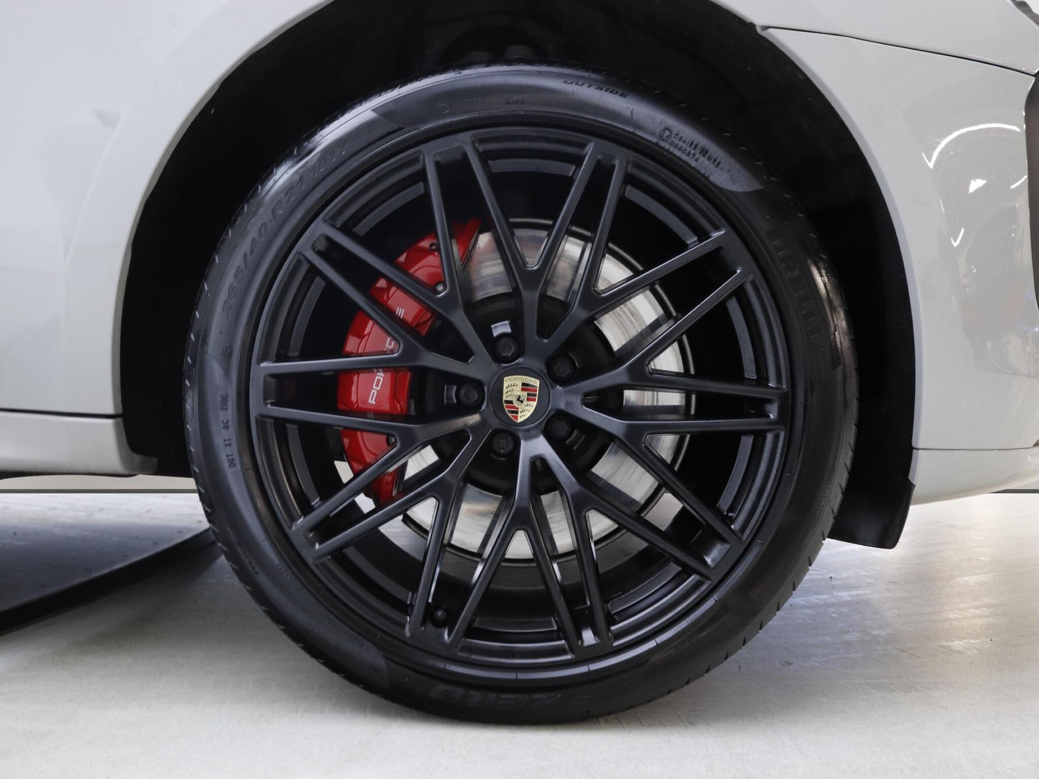 Porsche Macan view 8