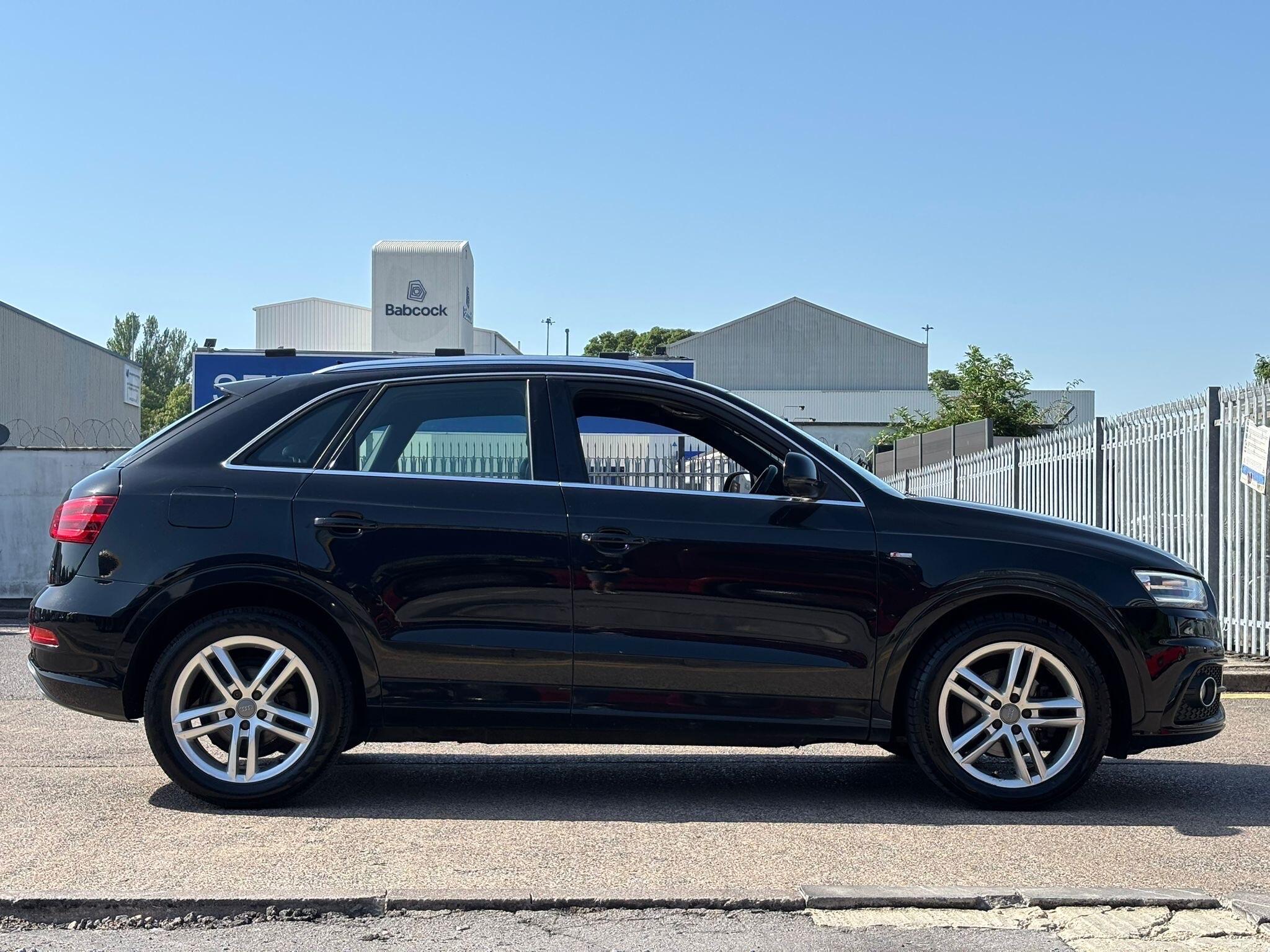 Audi Q3 view 14