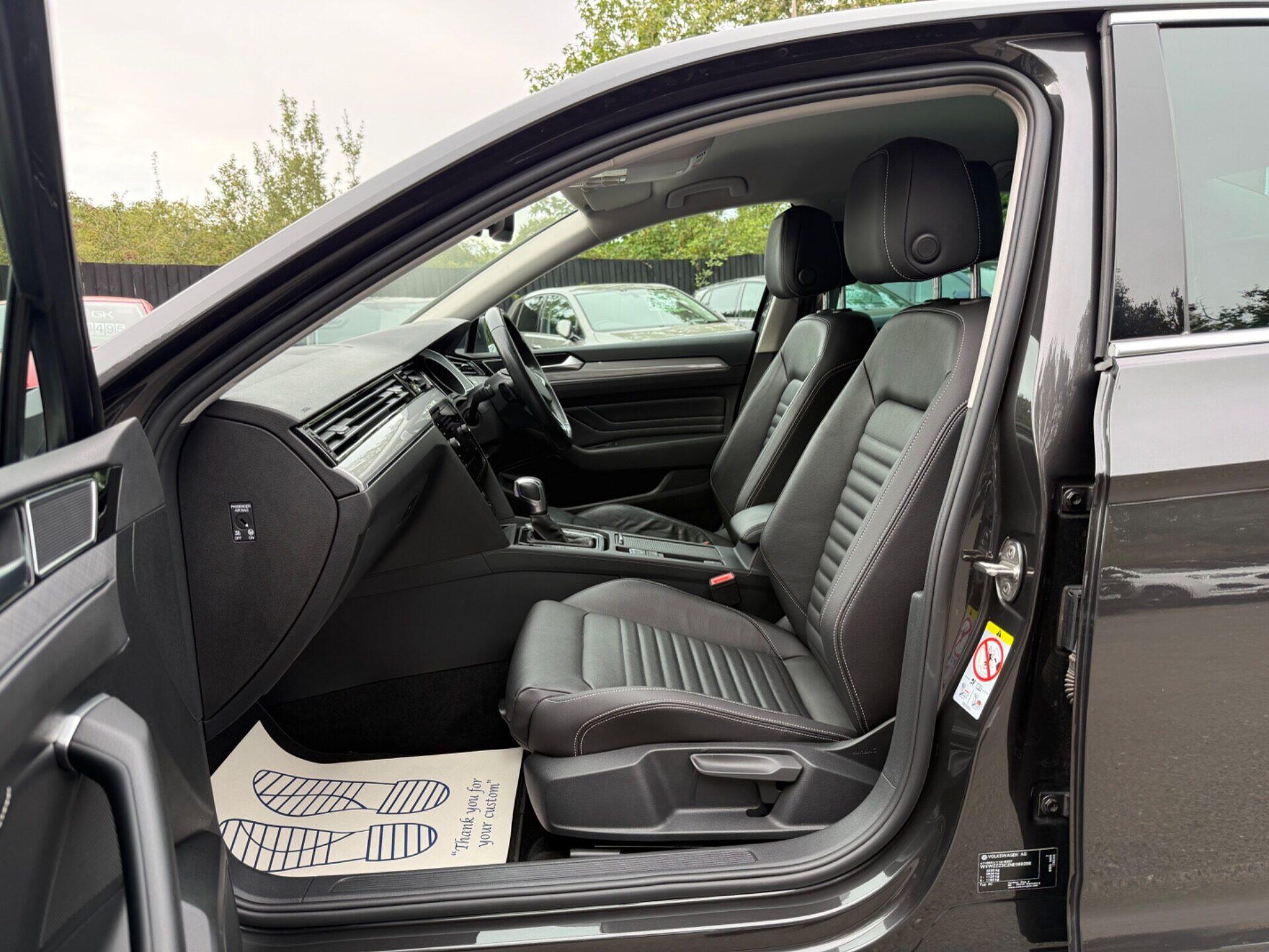 Volkswagen Passat view 3