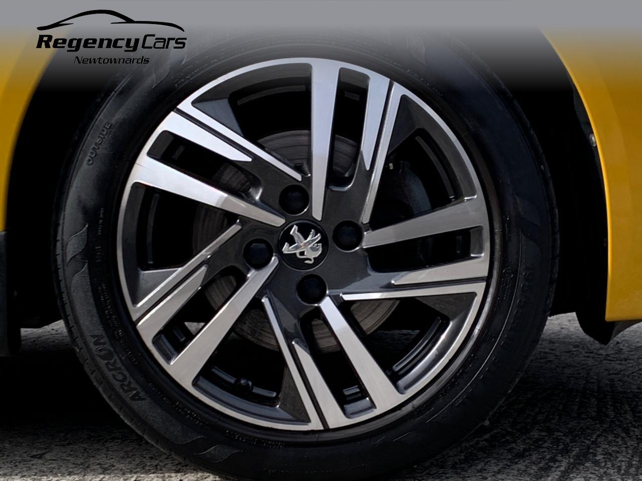 Peugeot 208 view 11