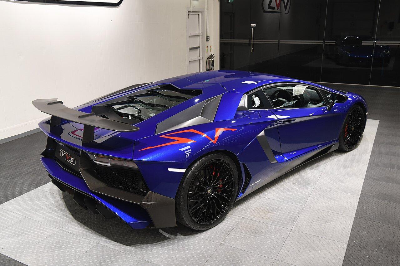 Lamborghini Aventador view 31