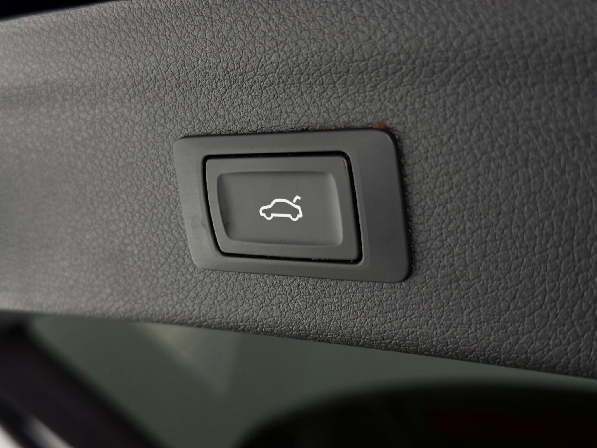 Audi Q3 view 11