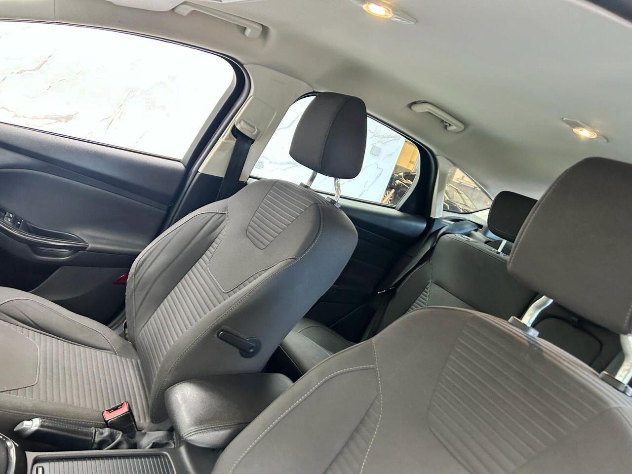 Ford Focus view 13