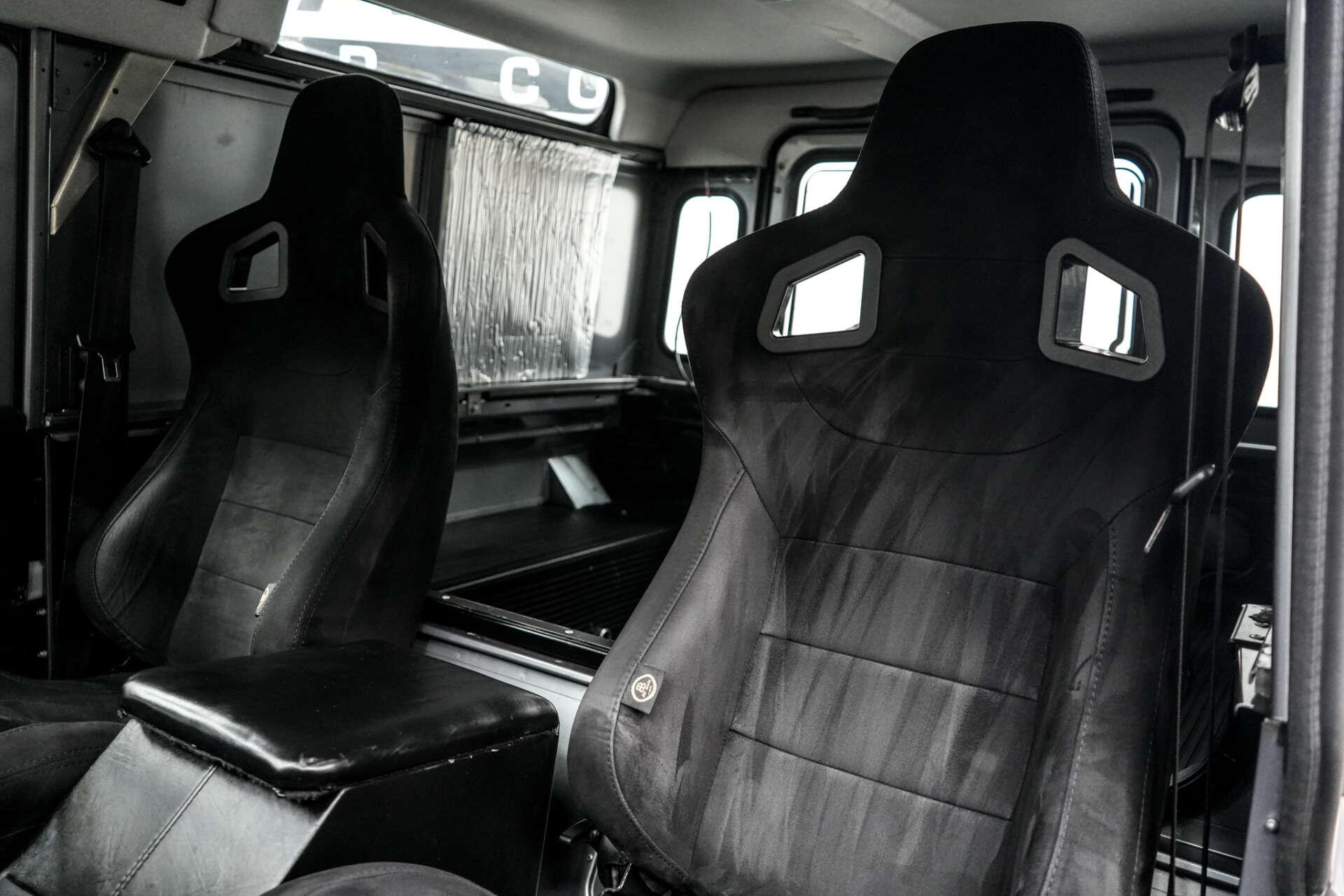 Land Rover Defender 90 view 13