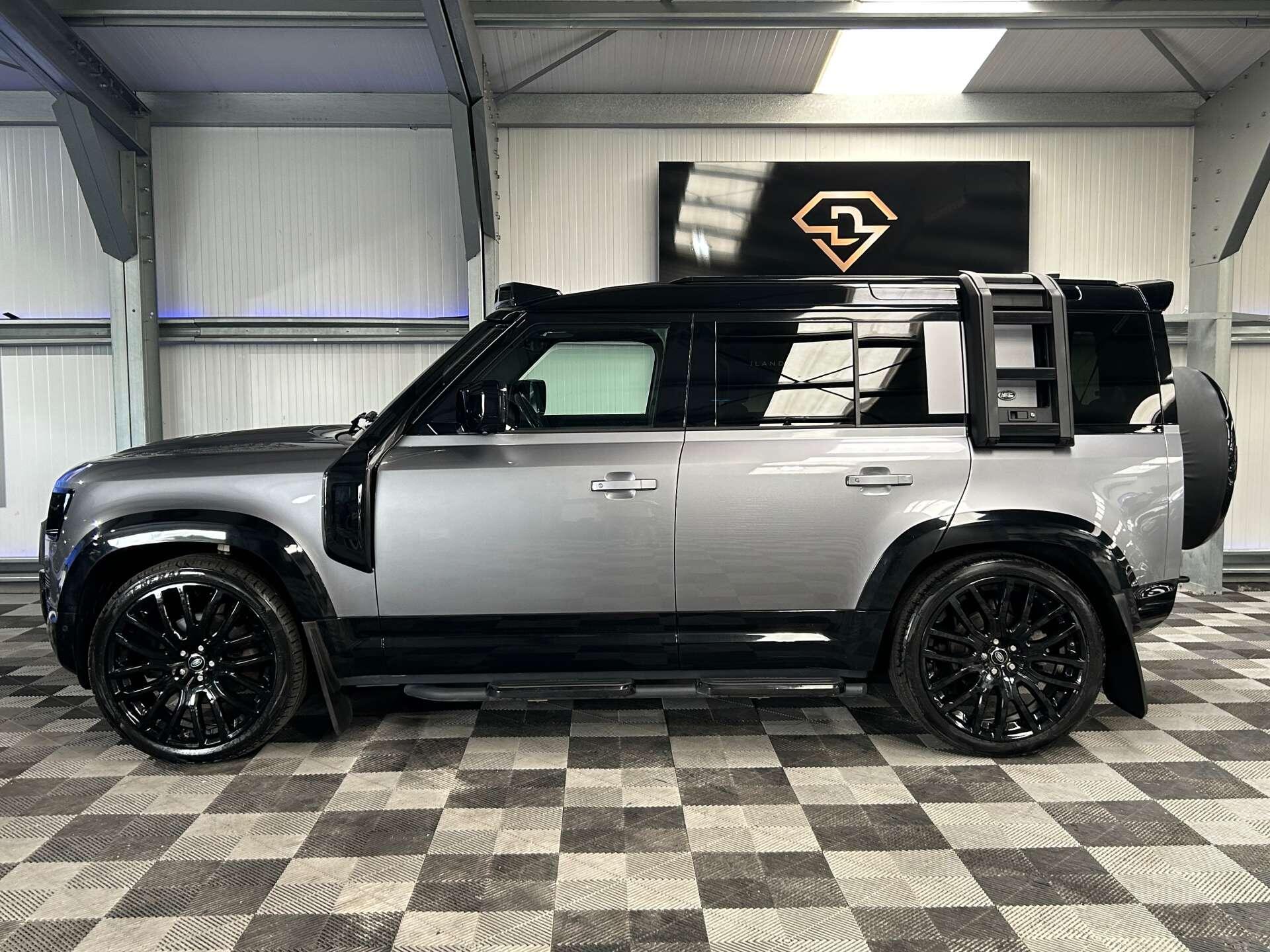Land Rover Defender 110 view 16