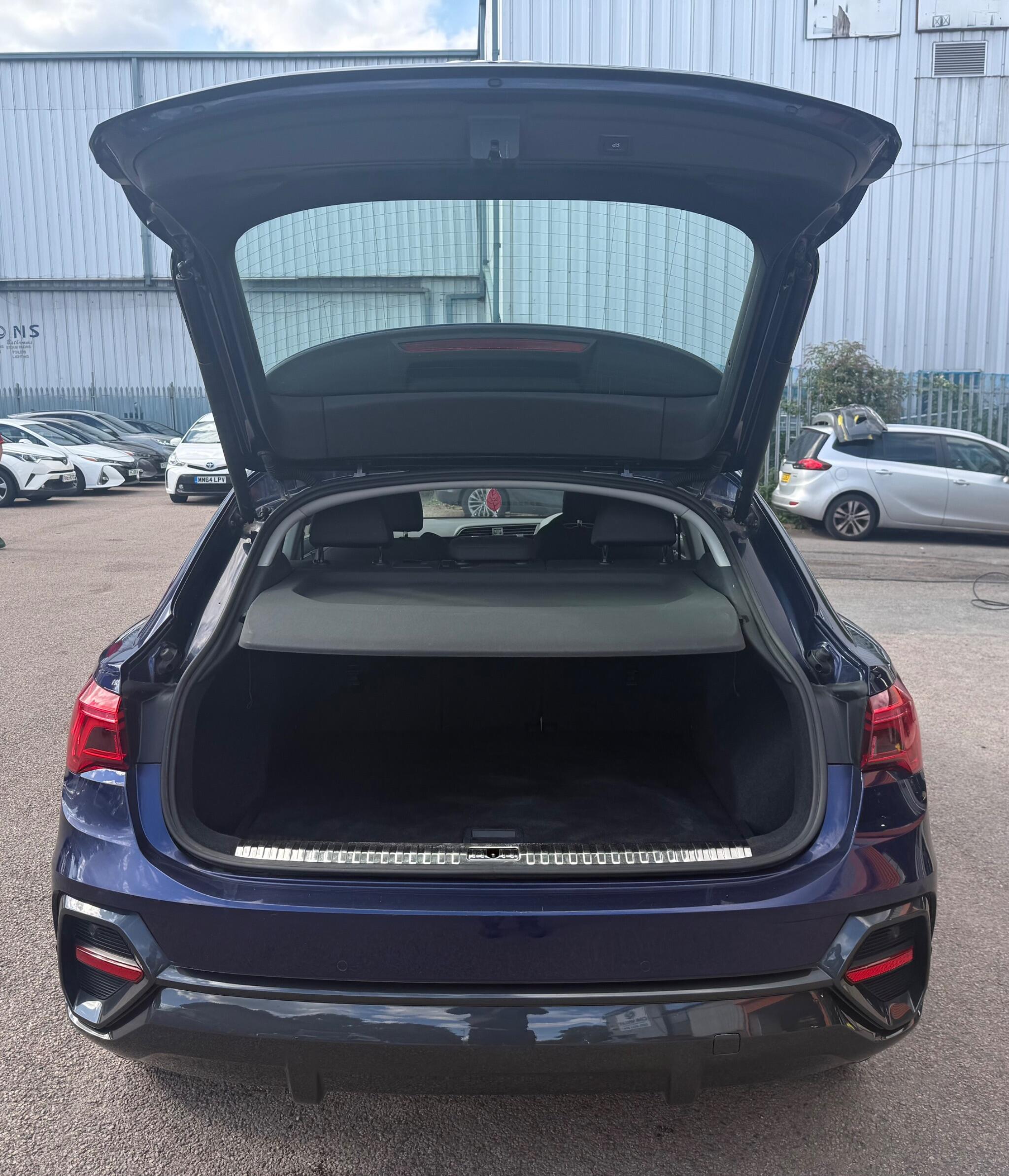 Audi Q3 view 11