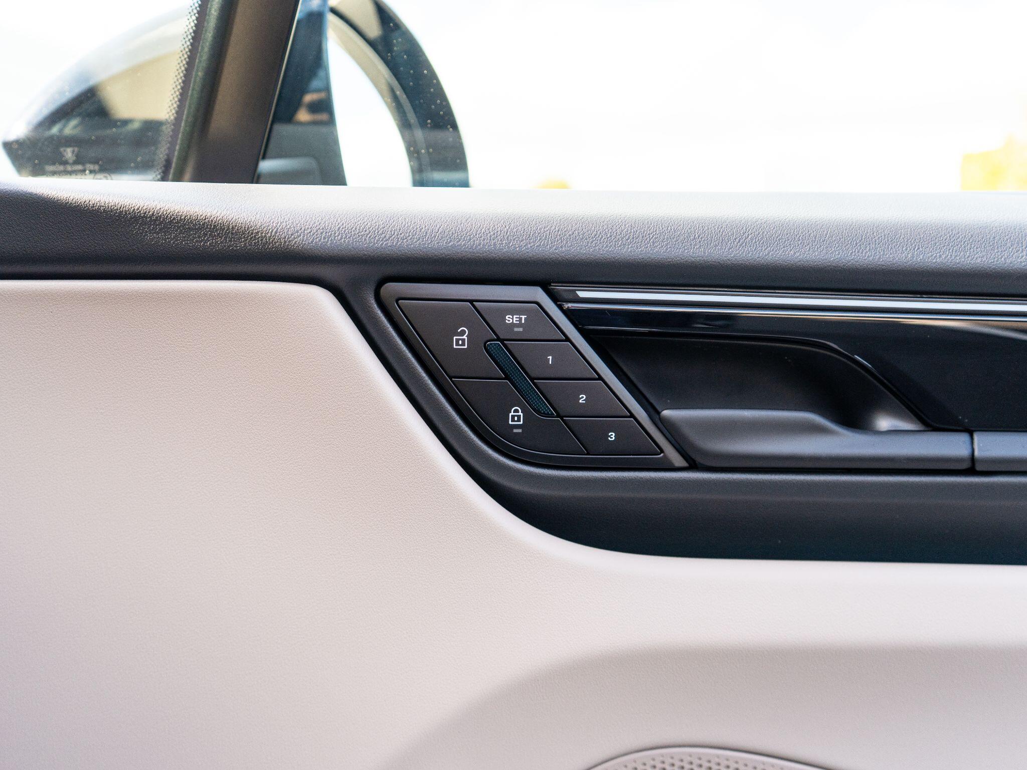 Porsche Macan view 23