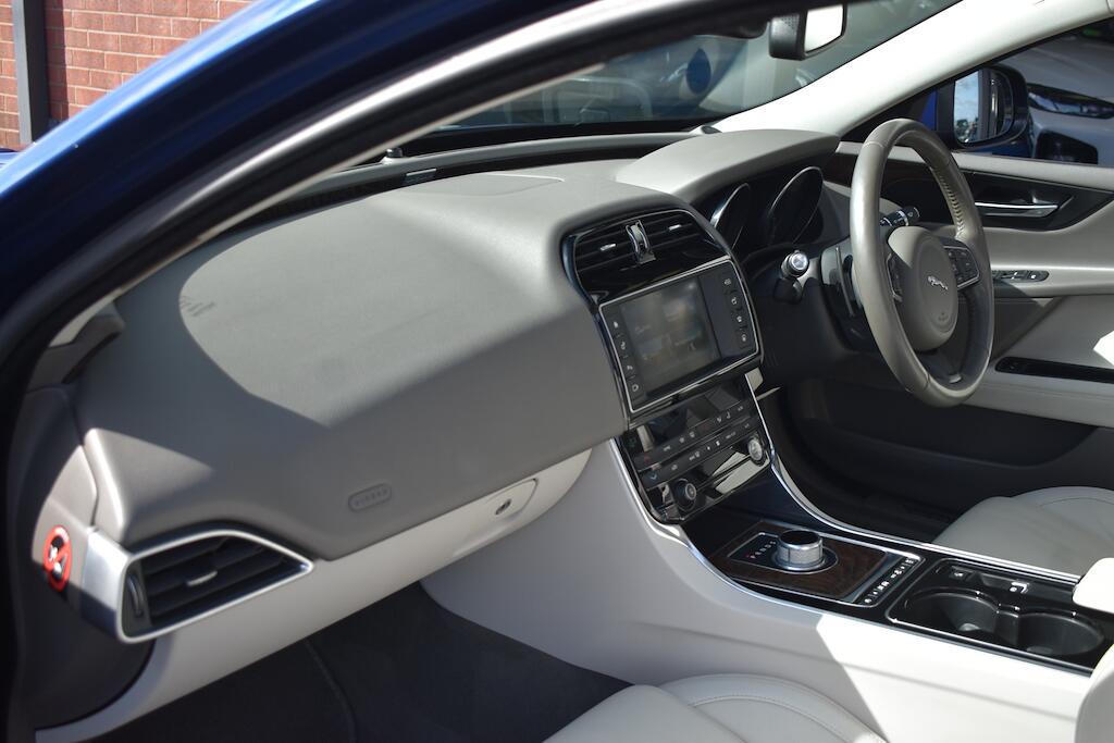 Jaguar Xe view 35