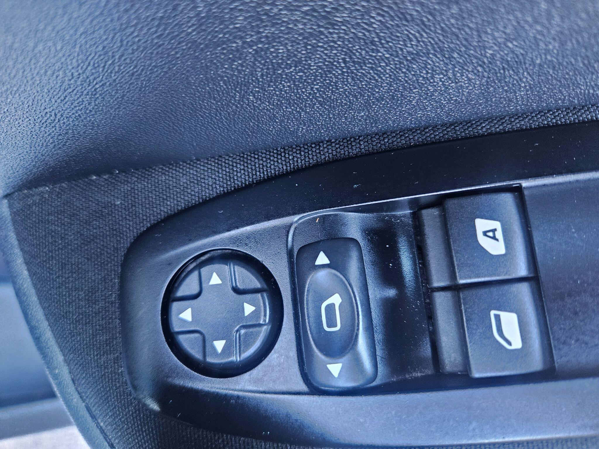 2017 Peugeot 208 image 35