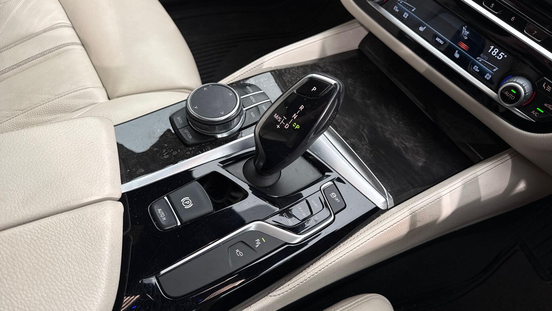 BMW 5 Series view 10