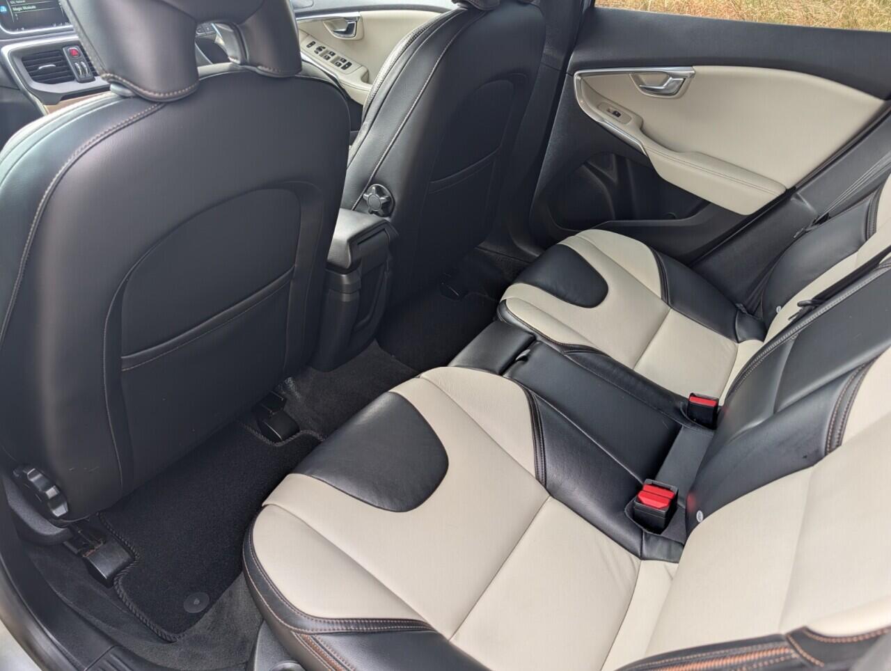 Volvo V40 Cross Country view 22