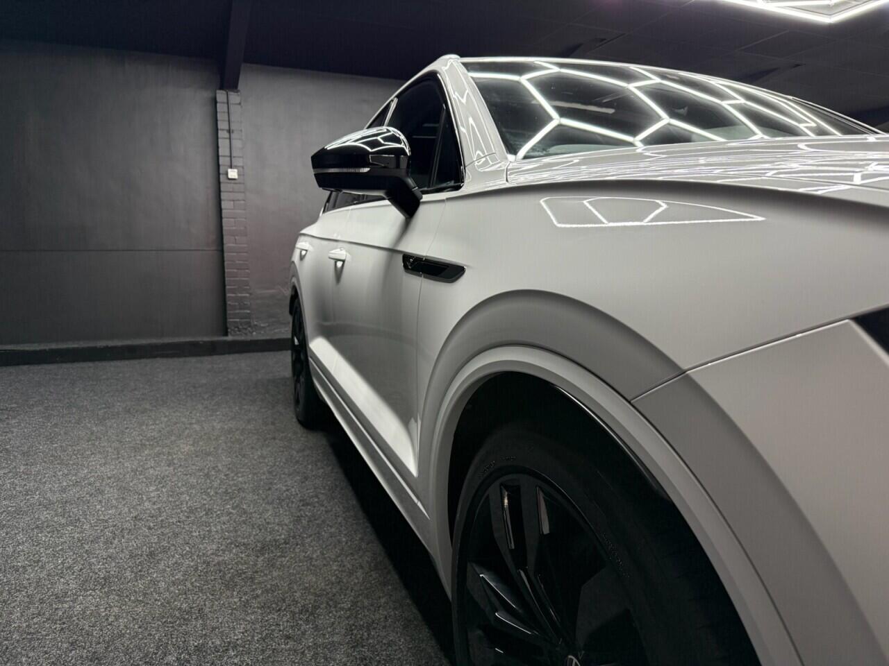 Volkswagen Touareg view 19