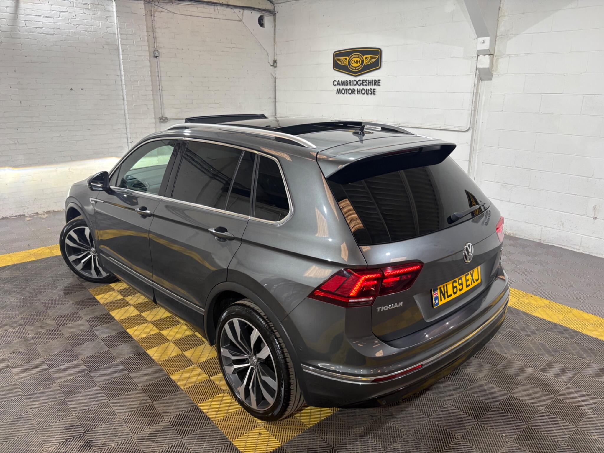 Volkswagen Tiguan view 4