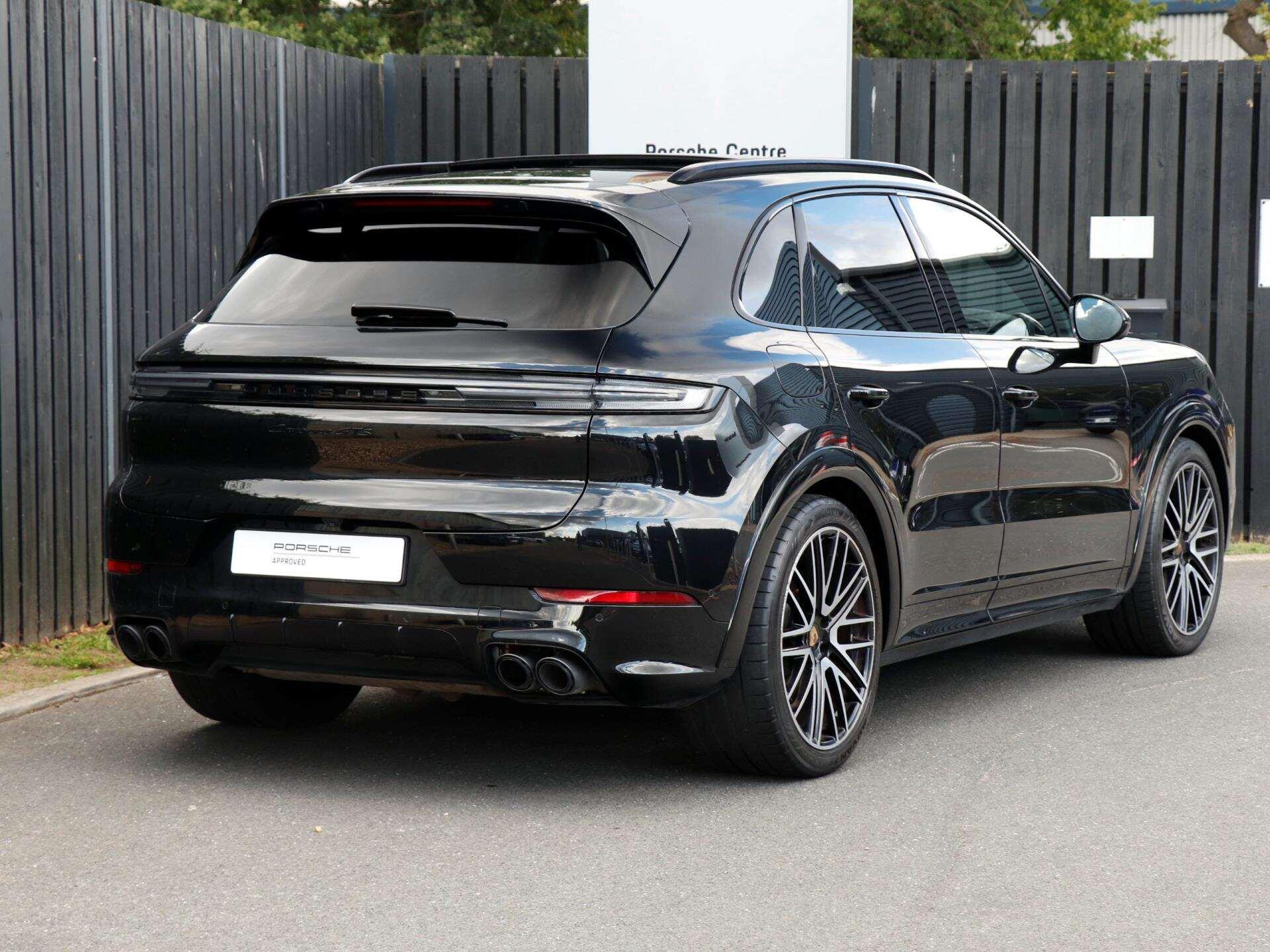 Porsche Cayenne view 36