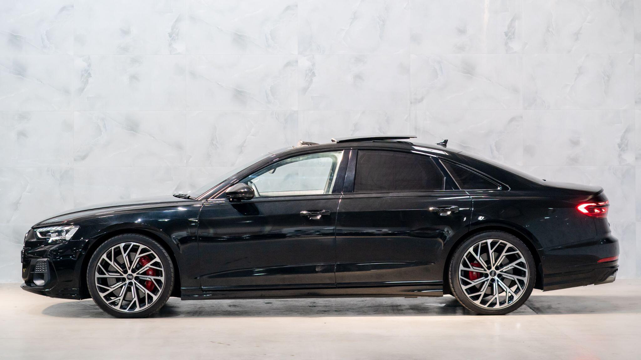 Audi S8 view 9