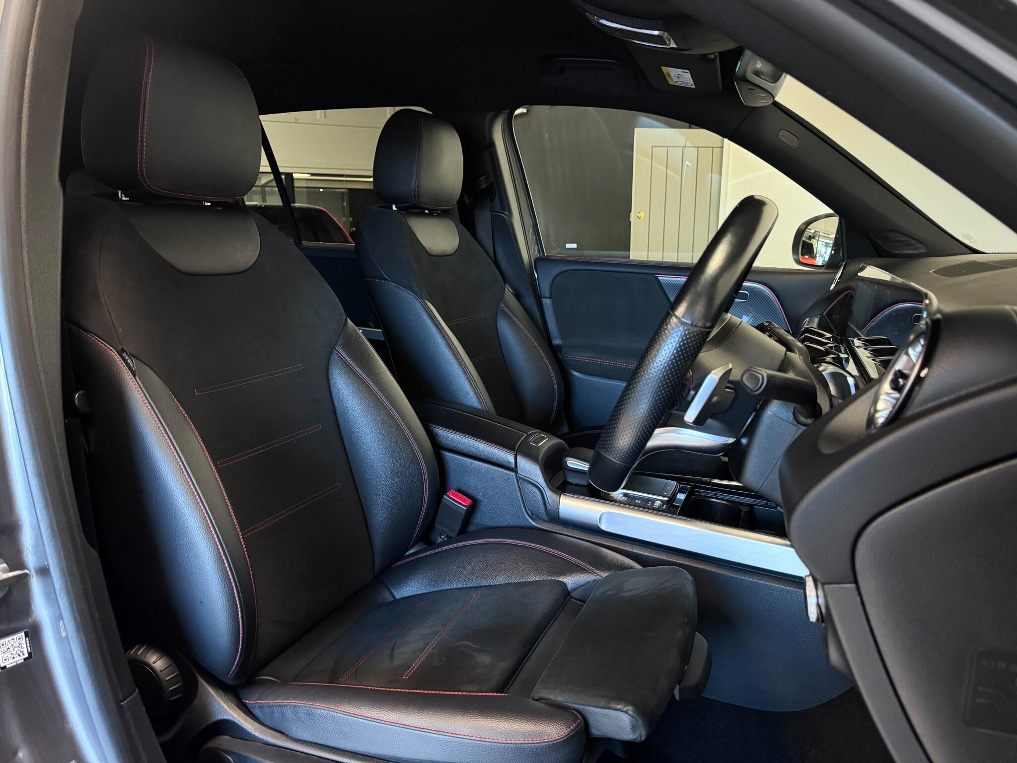 Mercedes-Benz GLB view 23