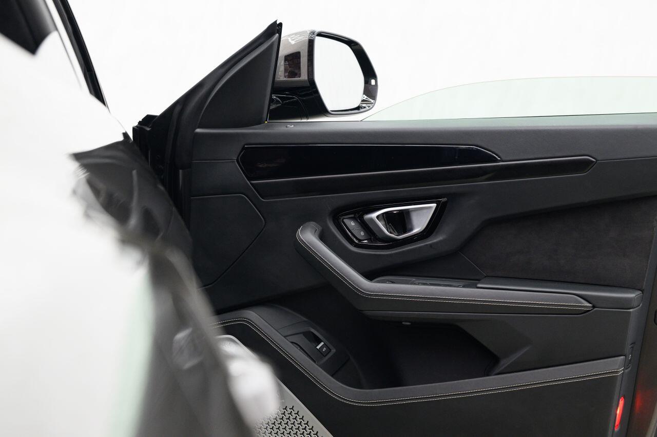 Lamborghini Urus view 49