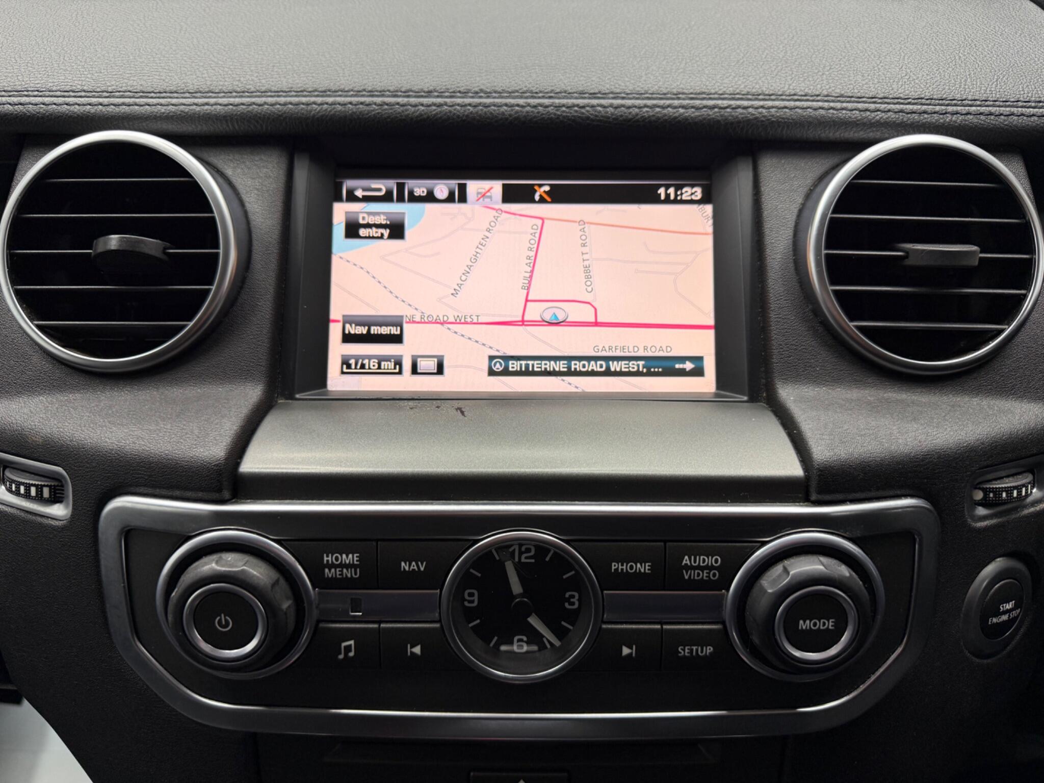 Land Rover Discovery 4 view 17