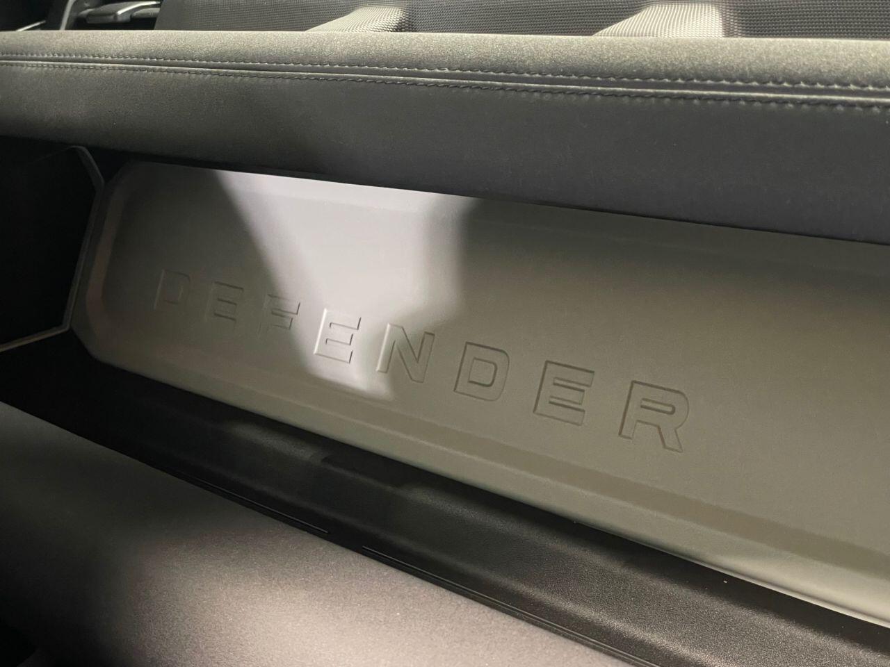 Land Rover Defender 90 view 28