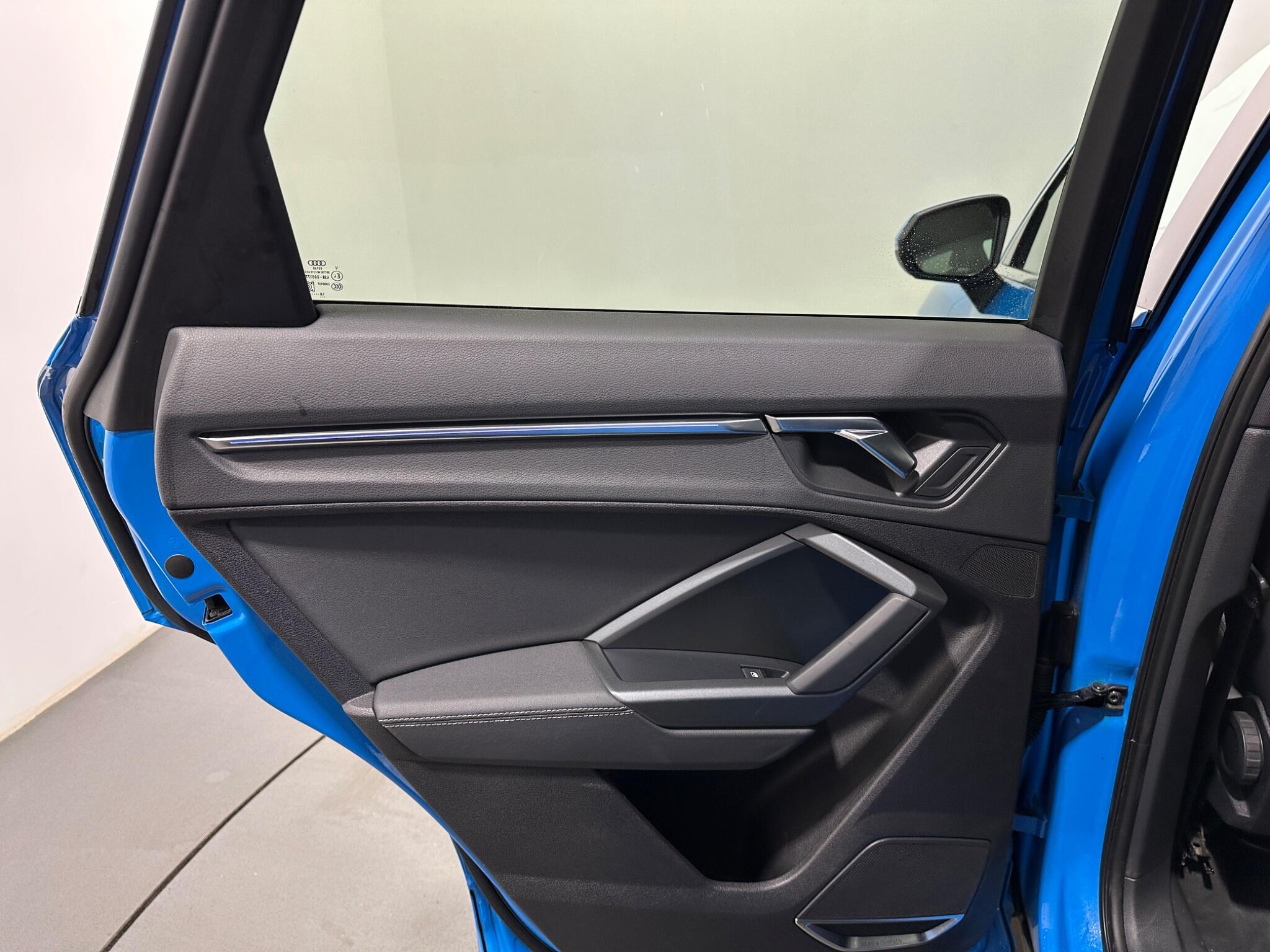 Audi Q3 view 40