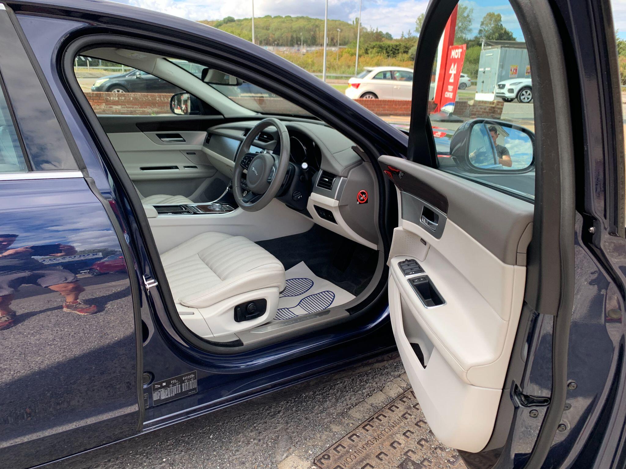 Jaguar XF view 12