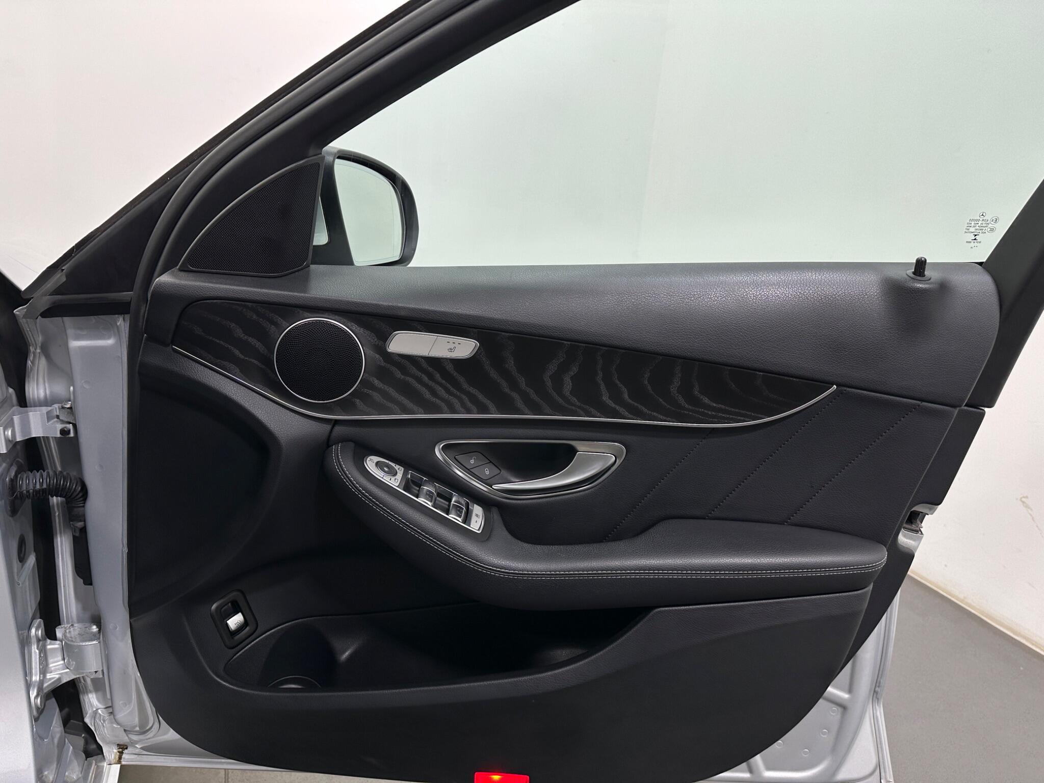 Mercedes-Benz C-Class view 36