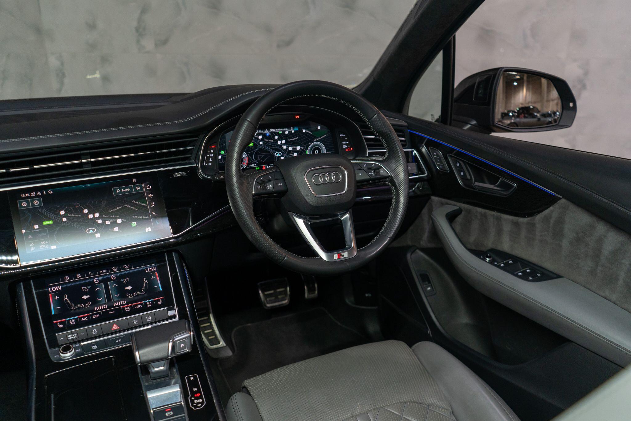 Audi Q7 view 14