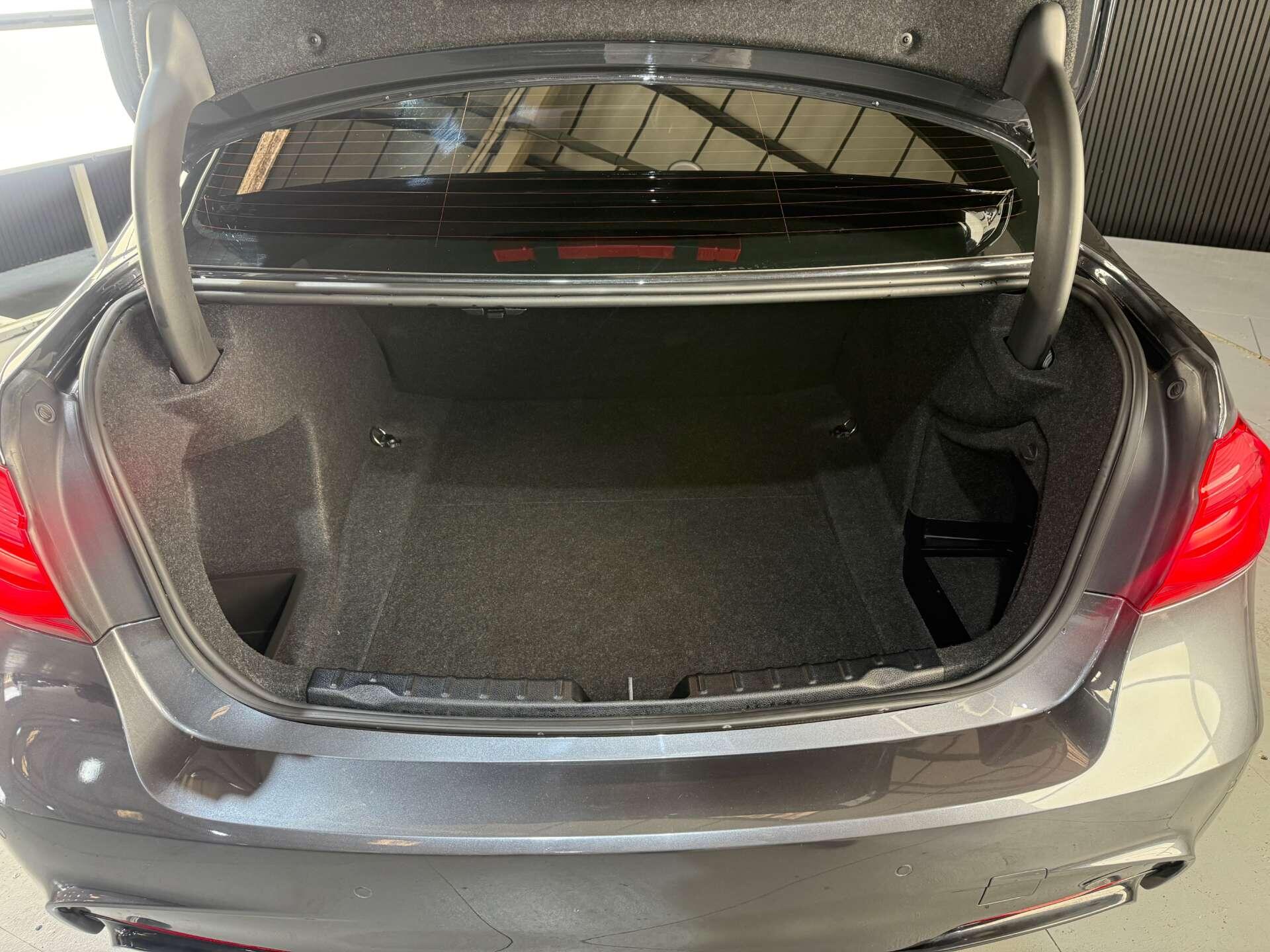 BMW 3 Series view 14