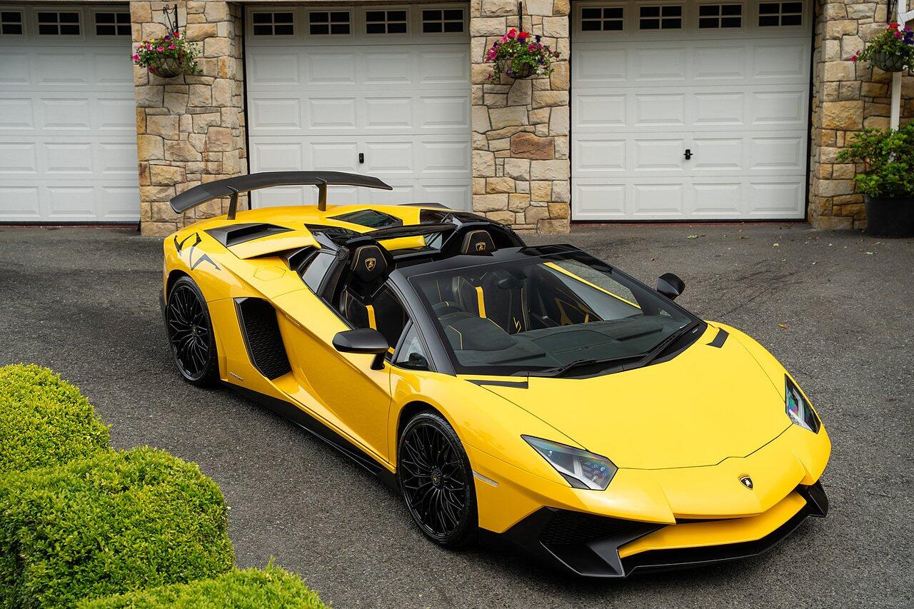 Lamborghini Aventador view 90