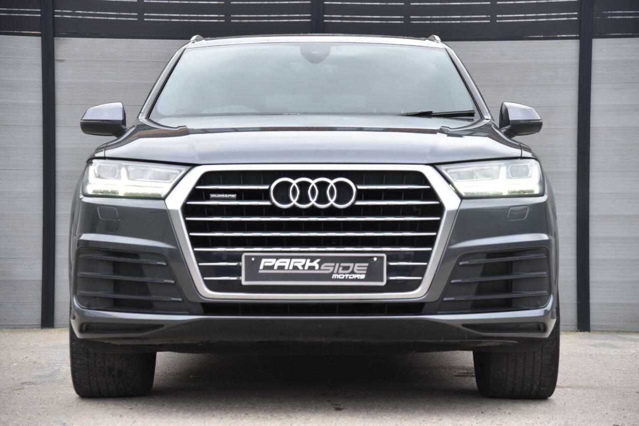 Audi Q7 view 4