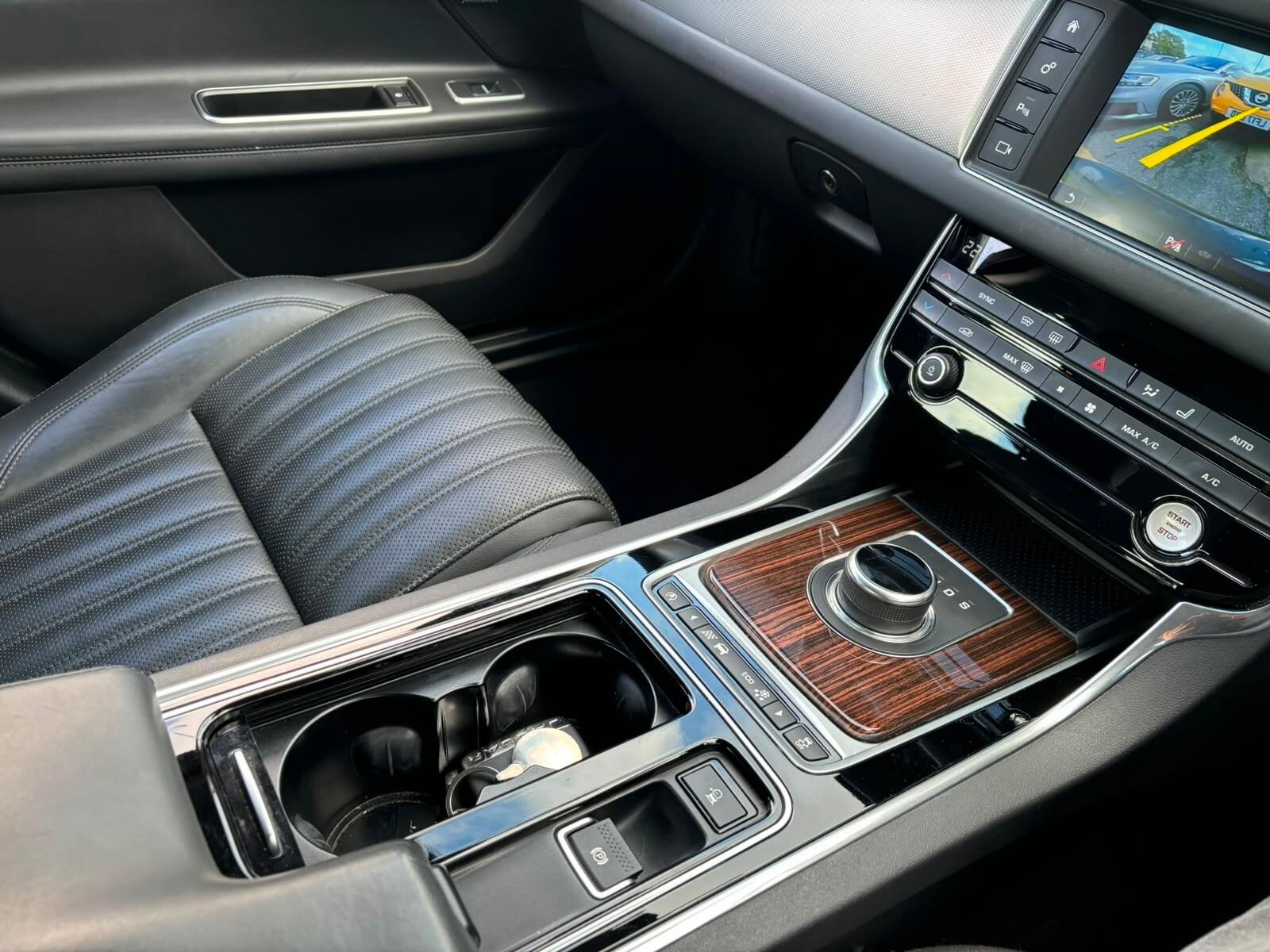 Jaguar XF view 17