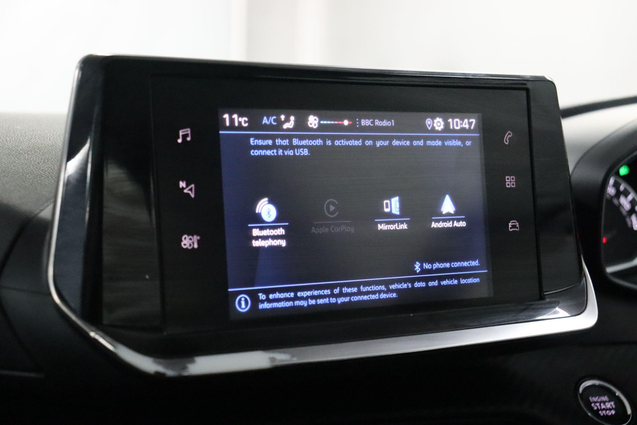 Peugeot 208 view 45
