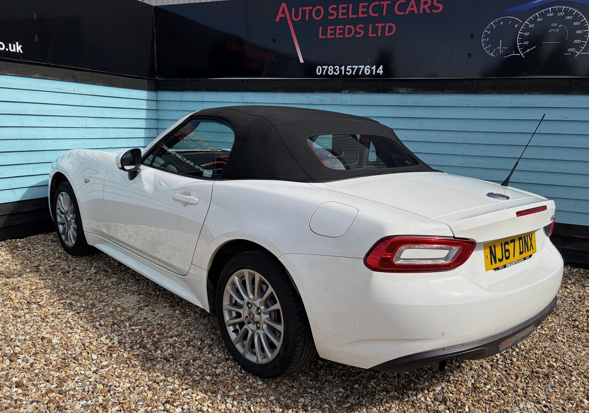 Fiat 124 Spider view 32