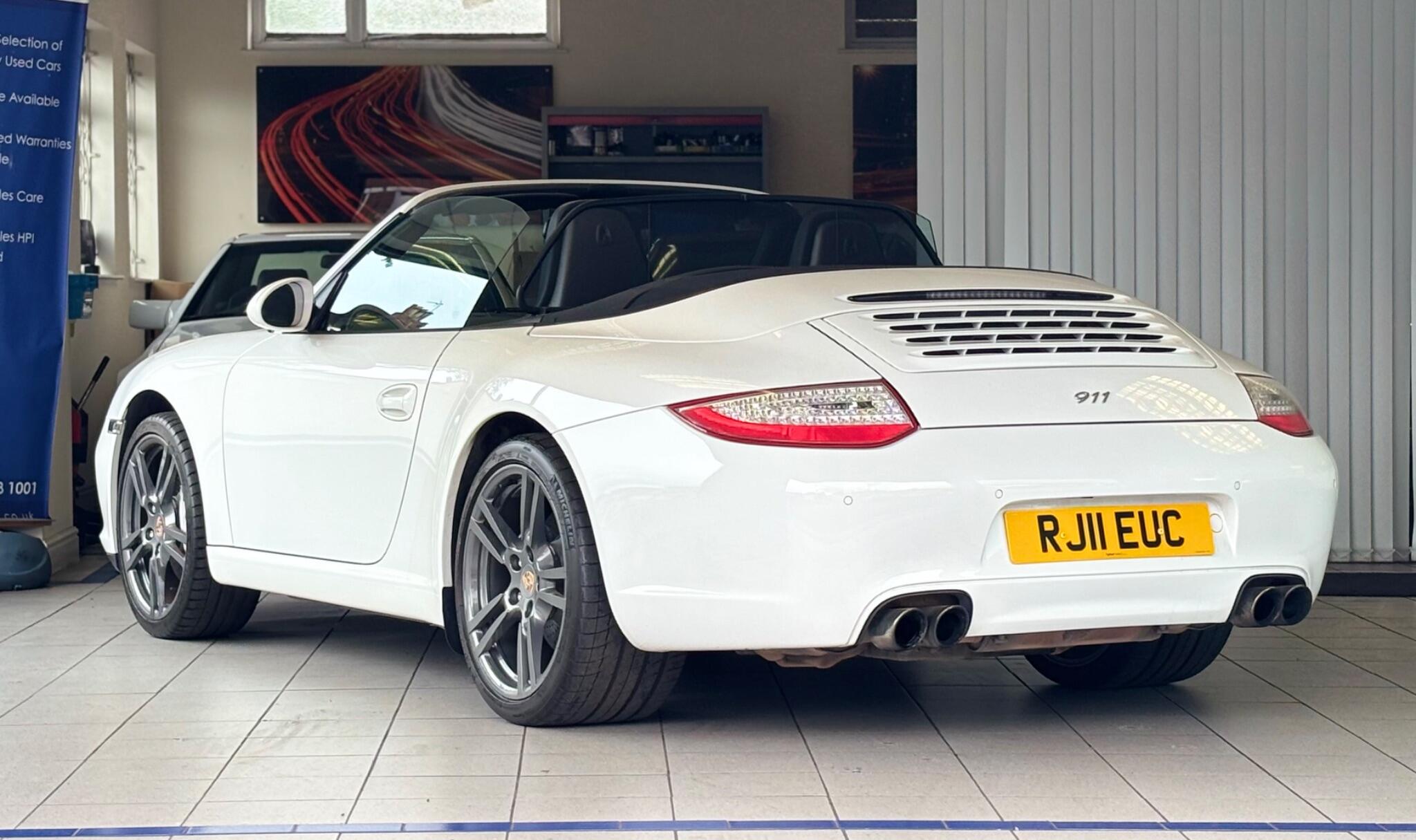 Porsche 911 view 4