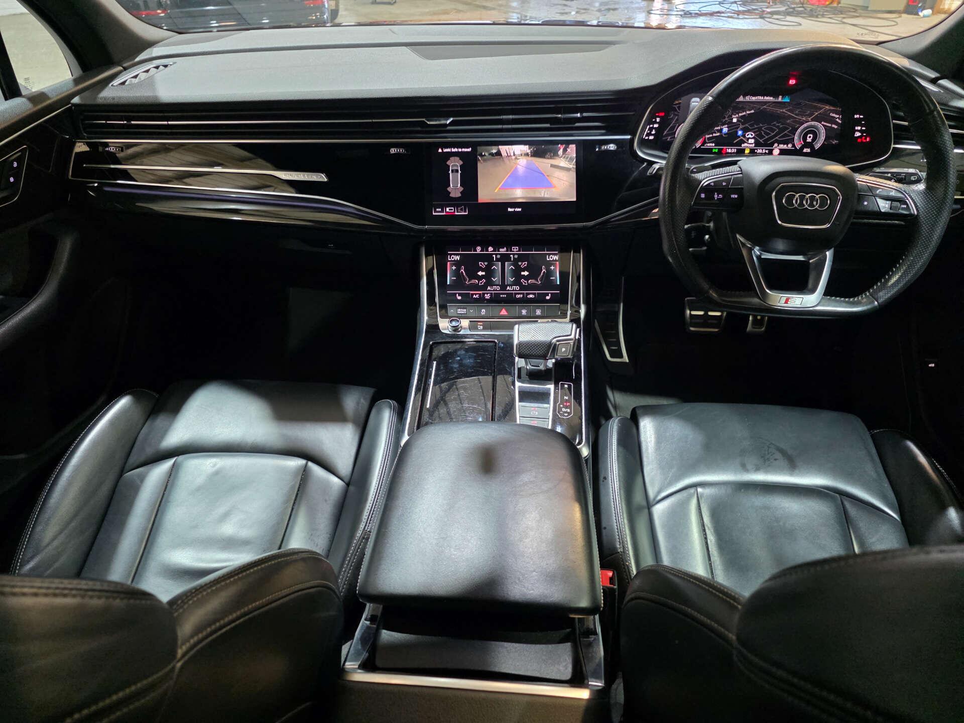 Audi Q7 view 16
