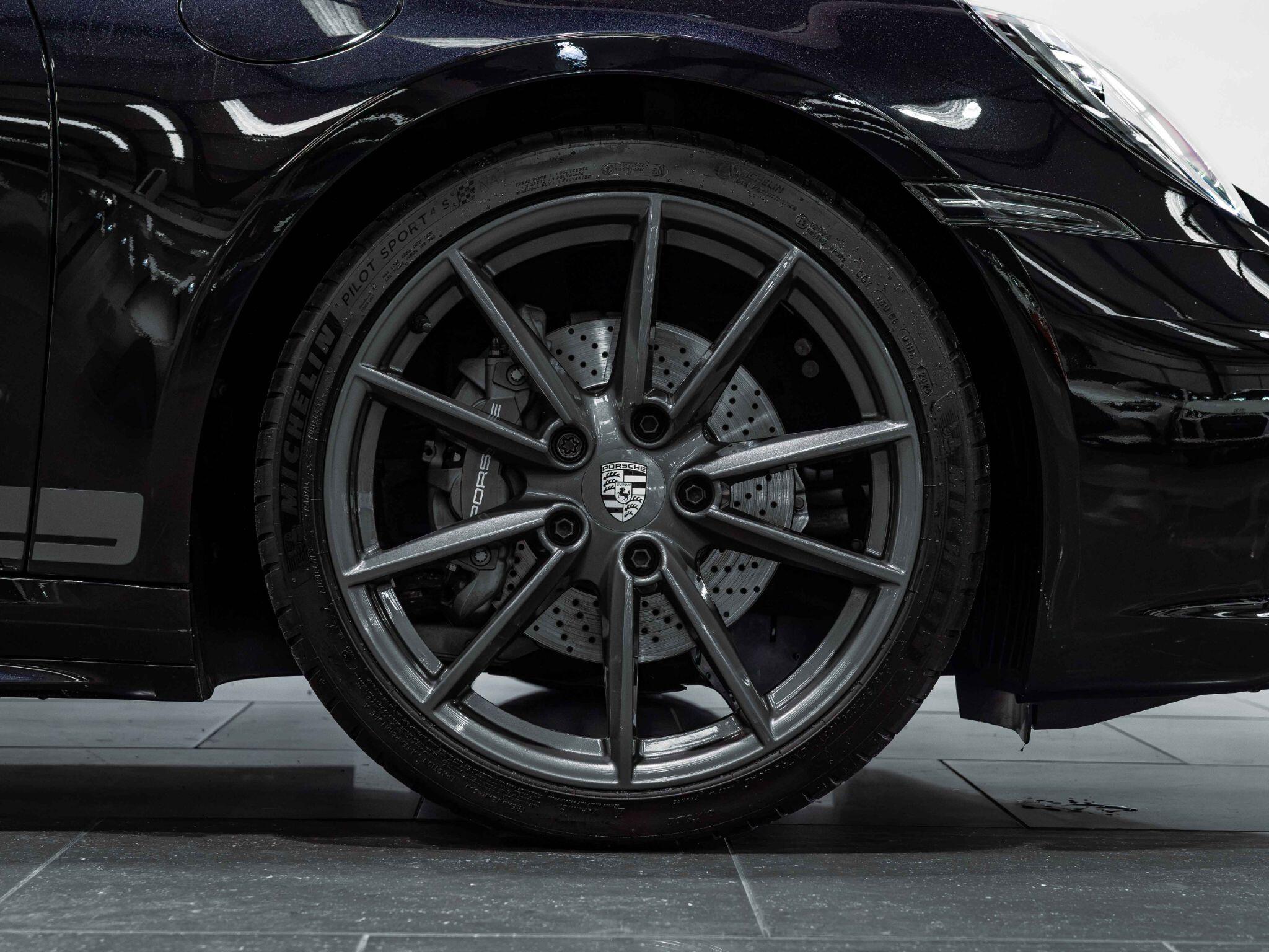 Porsche 911 view 7