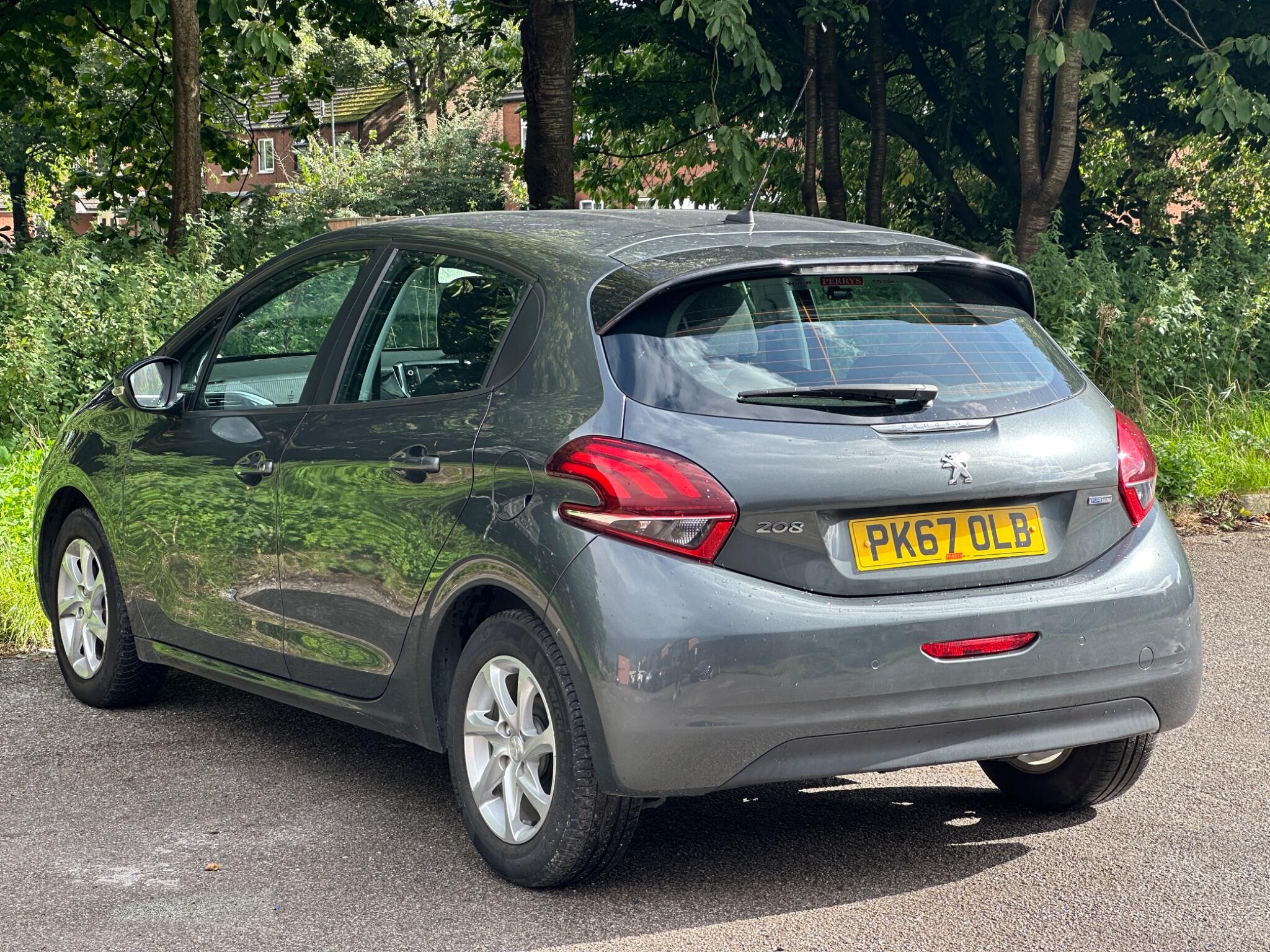 Peugeot 208 view 5