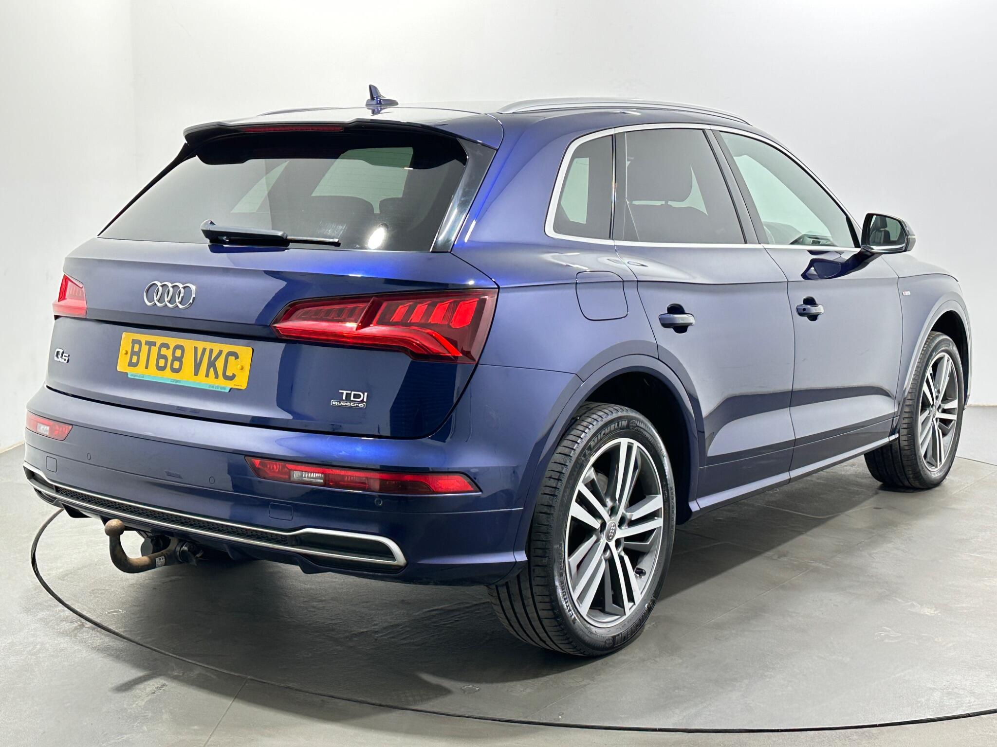 Audi Q5 view 8