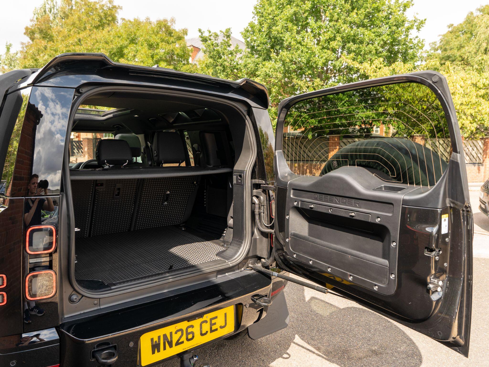 Land Rover Defender 110 view 60