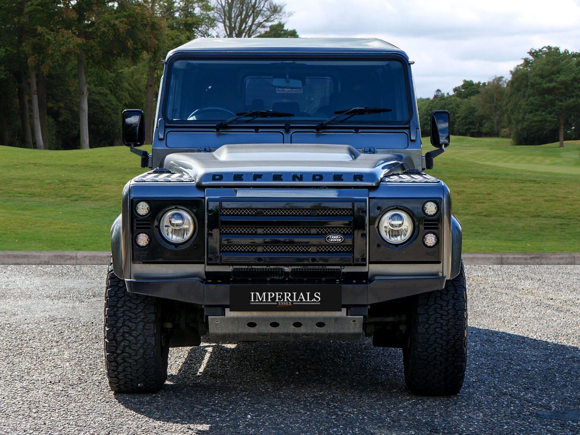 Land Rover Defender 110 view 10