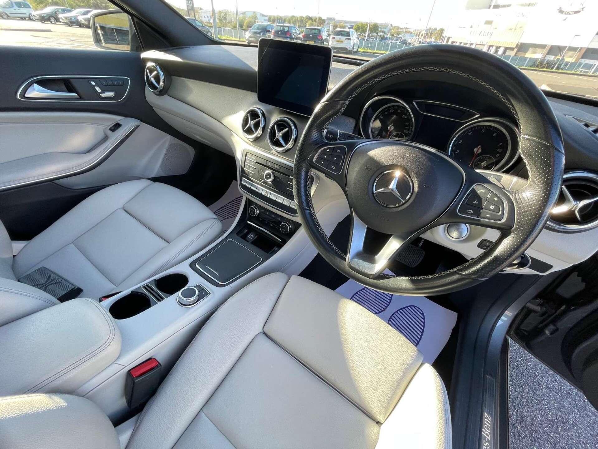 Mercedes-Benz Gla view 25