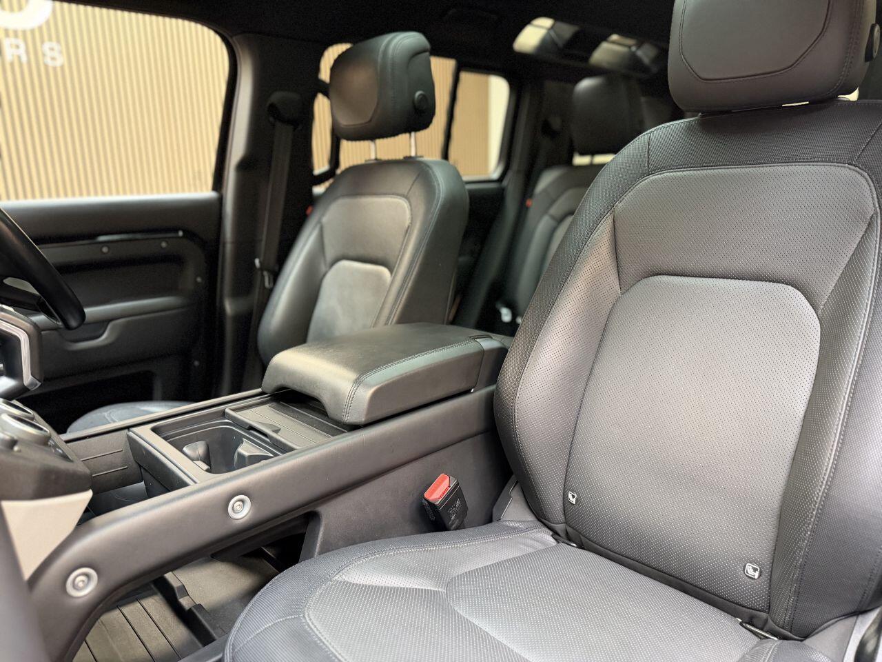 Land Rover Defender 110 view 20