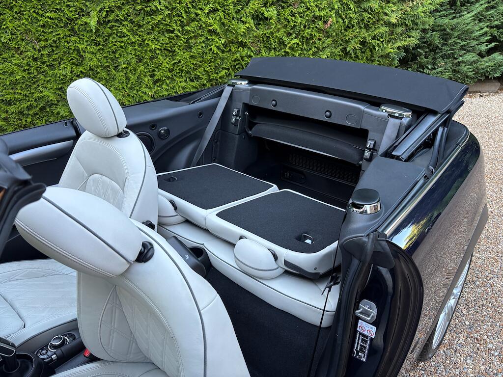 Mini Convertible view 36
