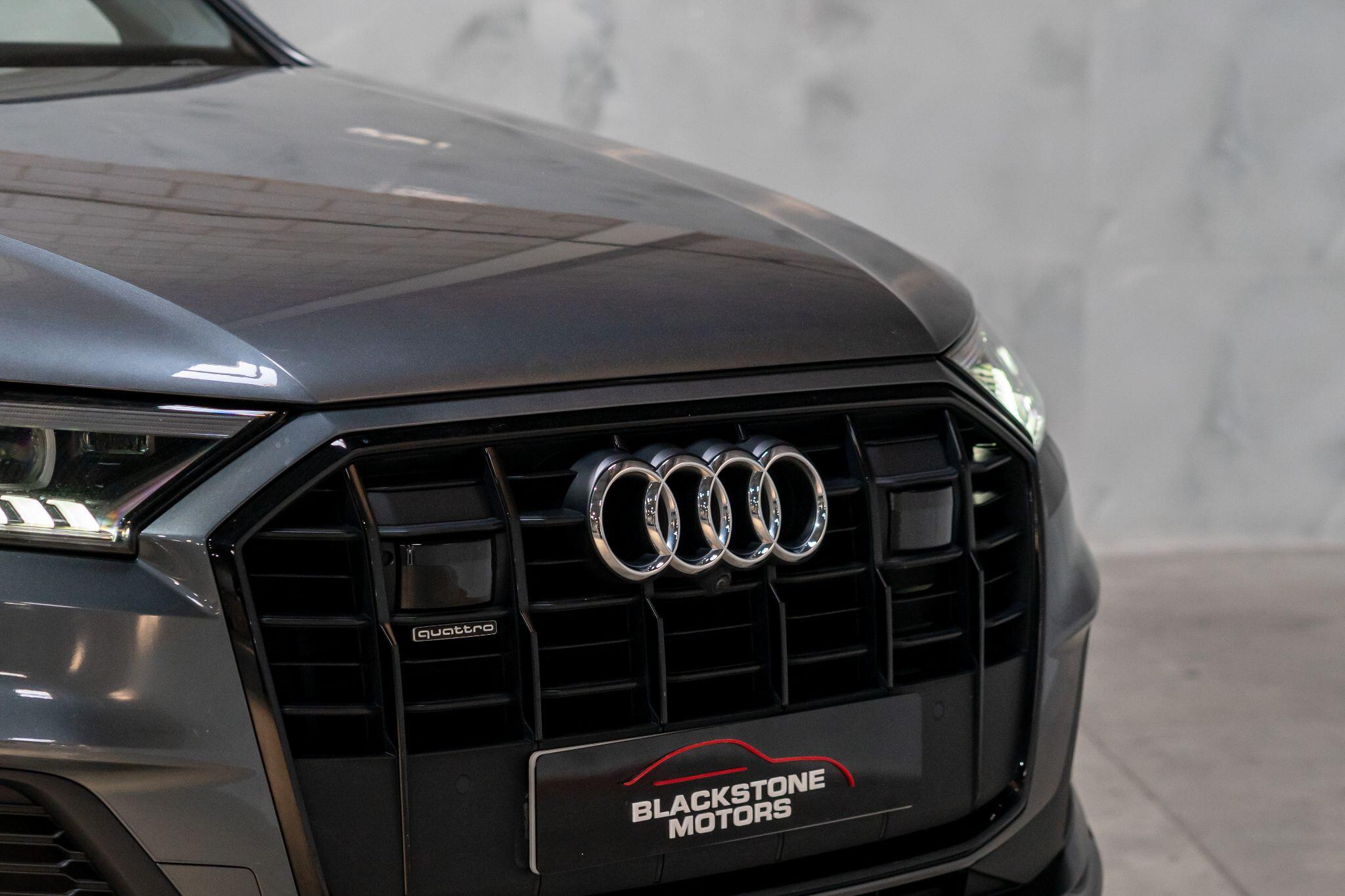 Audi Q7 view 44