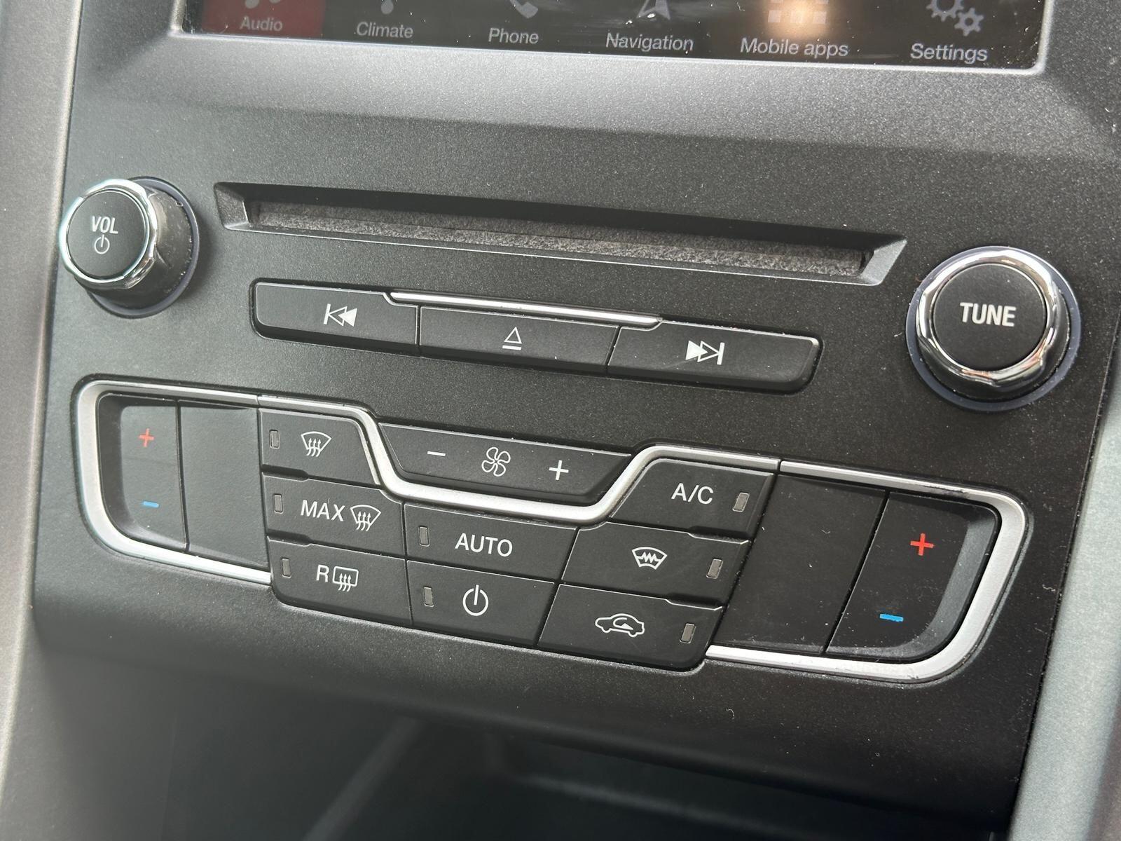 Ford Mondeo view 14