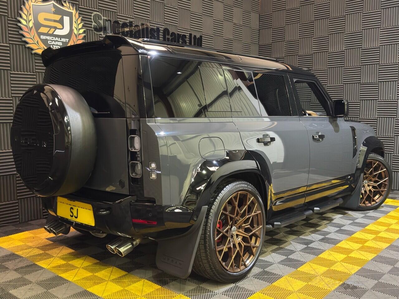 Land Rover Defender 110 view 16